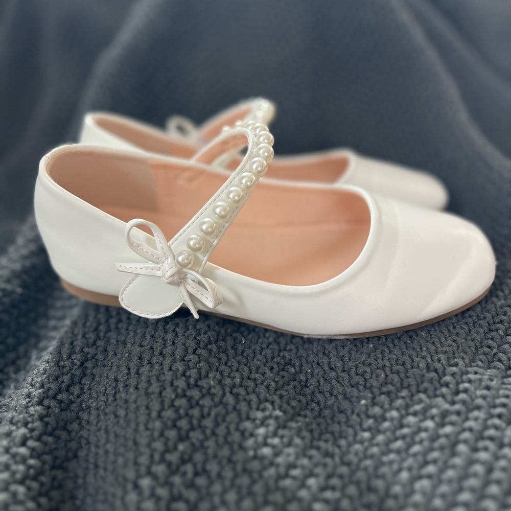 Elegant White Kids Shoes with Pearl Strap
